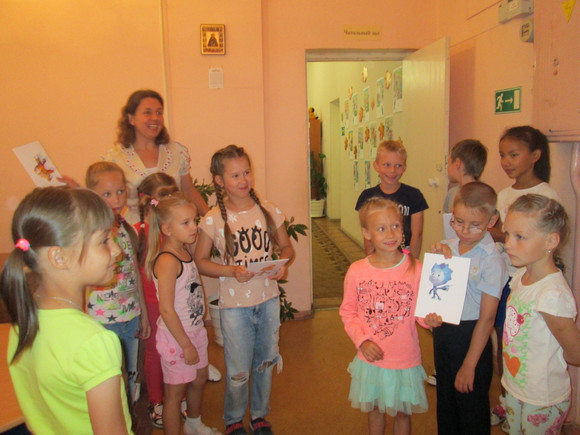 Поискать клад пригласили детей библиотекари Каменска-Уральского, а потом помогали самым терпеливым из них построить пирамиду из 24 стульев