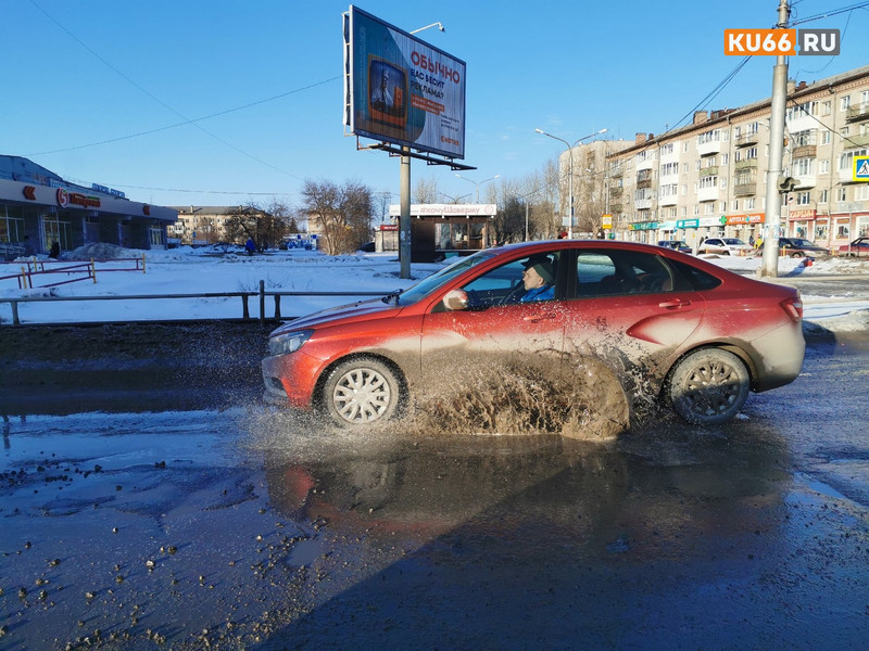 Не ямы — кратеры появились на дорогах Каменска-Уральского после недавней оттепели. Рассказываем, какие участки дорог стали наиболее опасными