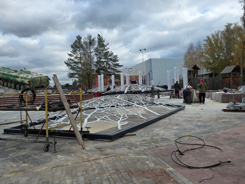 «Чёрный лес» поднимают в Каменске-Уральском — Аллея Славы готовится к открытию | В Каменске-Уральском завершают строительство Аллеи Славы с «Чёрным лесом»