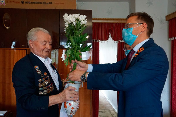 Мэр объехал ветеранов-фронтовиков Каменска-Уральского — самому младшему 92 года, старшему — 98 лет. А кто и почему впечатлил больше всего?