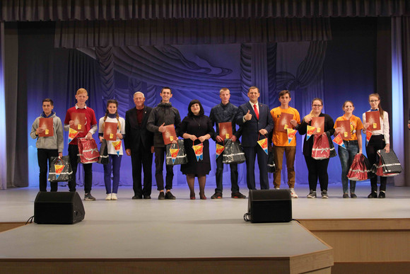 Подростки, которые летом трудились, получили благодарности на торжественном мероприятии в ДК. А чиновники уже строят планы на следующий год