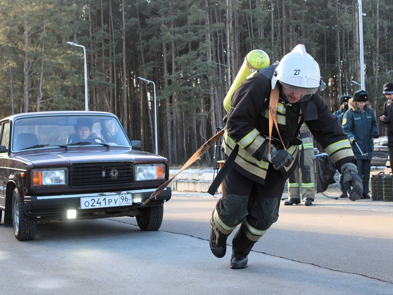 Пожарные Каменска-Уральского устроили силовое соревнование и в битве выявили сильнейших | В Каменске-Уральском прошли кроссфит соревнования среди пожарных