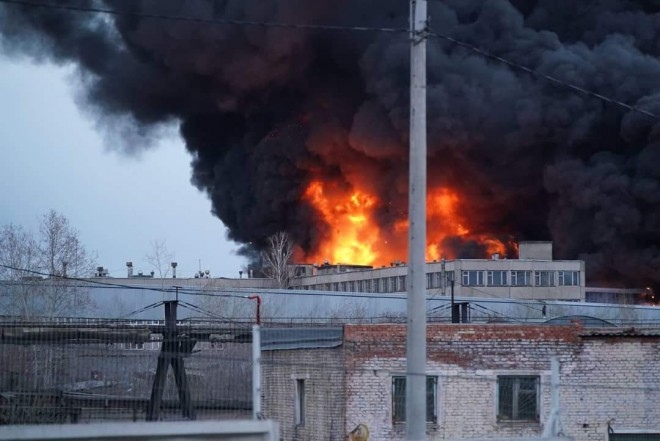 На территории оборонного завода в Красноярске горит склад холодильников