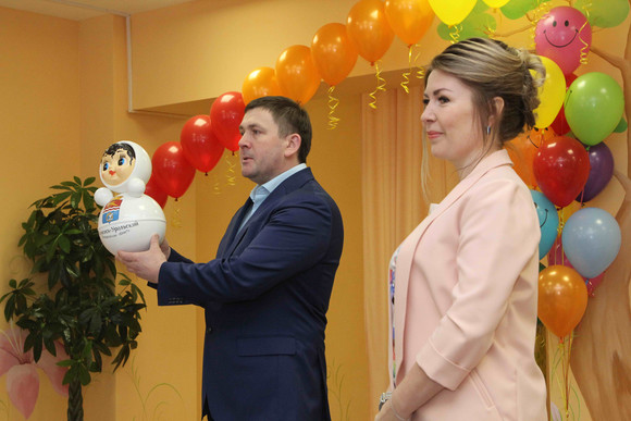 Самый большой детский сад — вернее, один его корпус — открылся в Каменске-Уральском. На новоселье мэр подарил неваляшку с логотипом Сколково