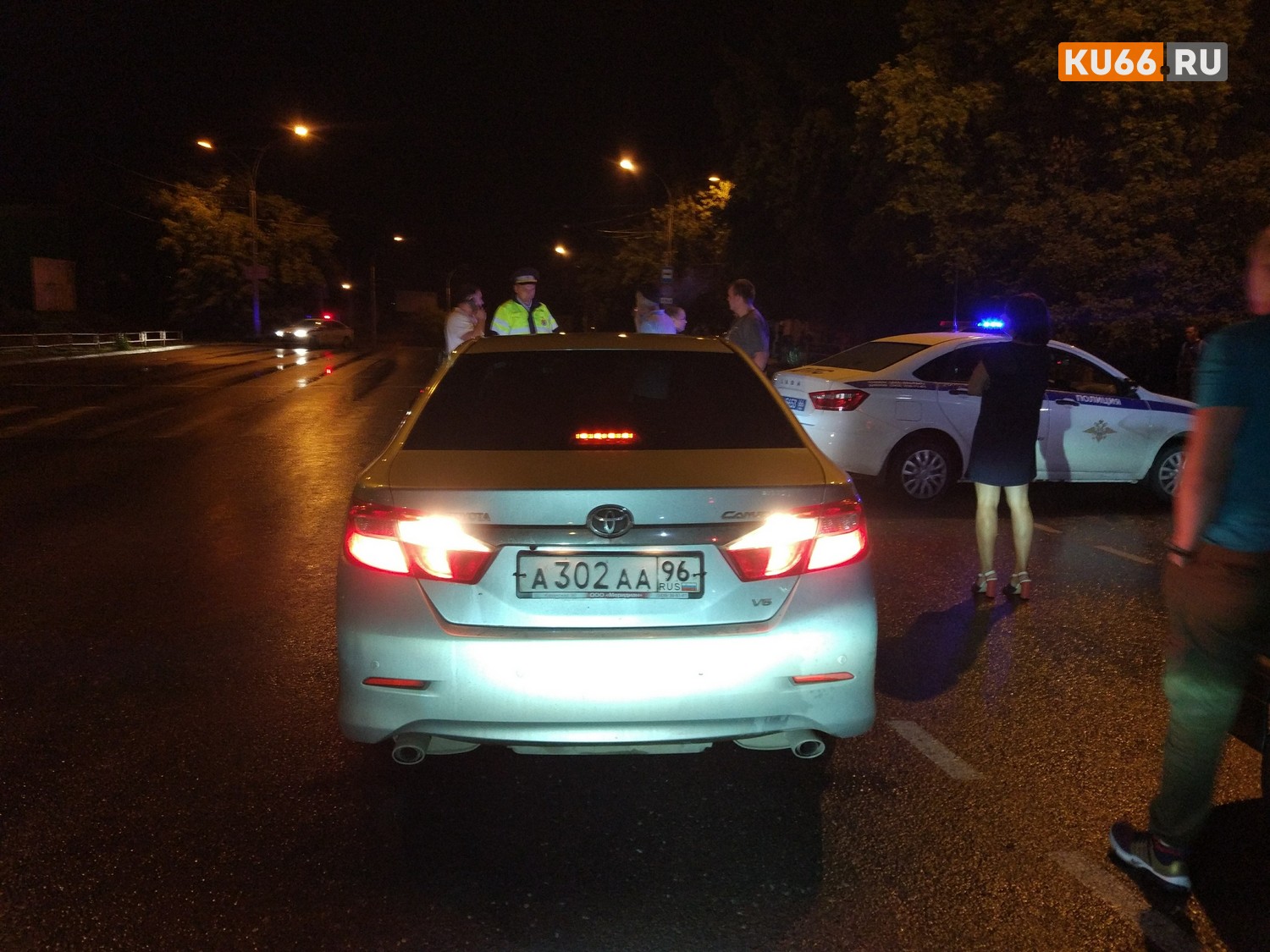 «Народ встал стеной»: на Алюминиевой в Каменске-Уральском после Дня города заблокировали проезд машине с номером ААА