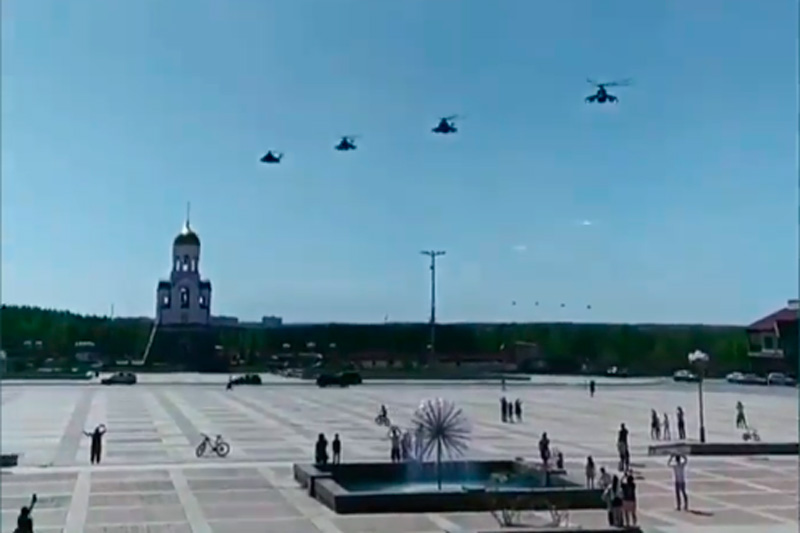 Новый формат праздника. Каменцы показывают, как отмечают День Победы: снимали полеты вертолетов и вынесли портреты дедов на балконы