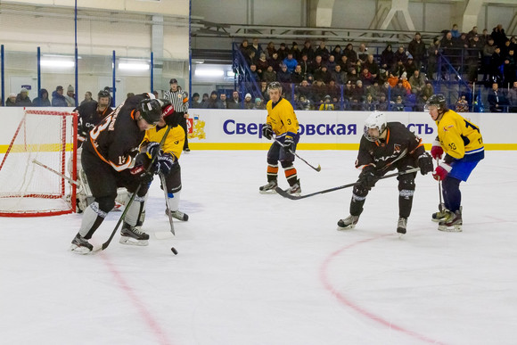 Волнение болельщиков нарастало и «скользкий счет» не давал покоя: на крытом катке в Каменске-Уральском сразились «Синара» с «Титаном»