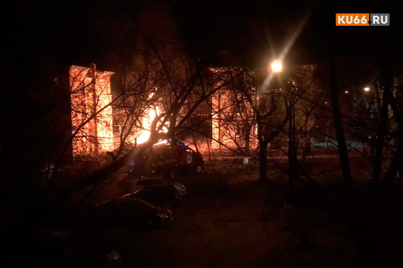 Посреди ночи в Каменске-Уральском рядом с жилым домом вспыхнул строительный мусор. Очевидцы утверждают, что кучу досок кто-то поджог...