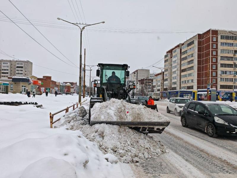 С улиц Каменска-Уральского вывезли почти 17 тысяч кубометров снега | В Каменске-Уральском продолжается плановая уборка снега