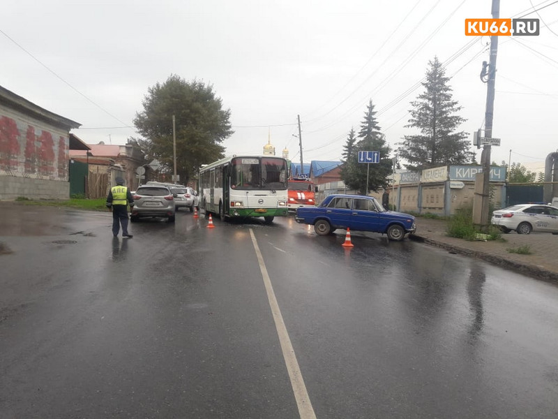 В ГИБДД Каменска-Уральского рассказали подробности утренней аварии на ул. Ленина — водитель ВАЗа нарушил правила и поплатился травмами...