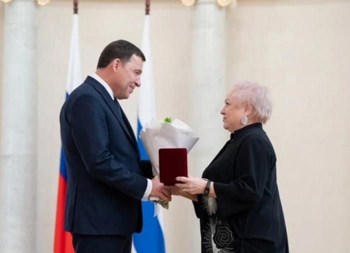 "У вас в сутках не 24 часа, а все 100": губернатор Куйвашев наградил выдающихся свердловчанок | Семь выдающихся уралочек получили награды от Куйвашева