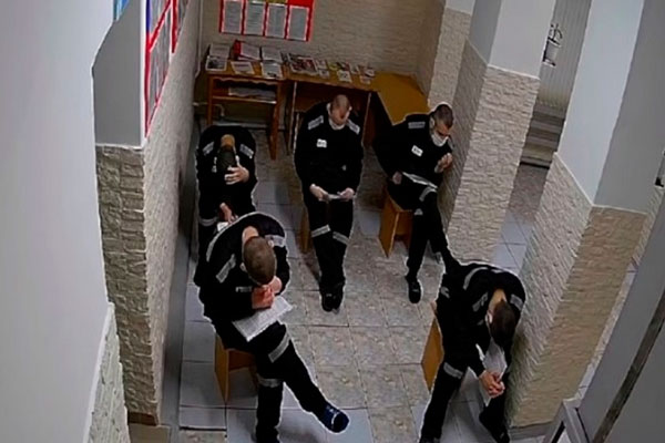Опубликовано видео с издевательствами над заключёнными в омской колонии