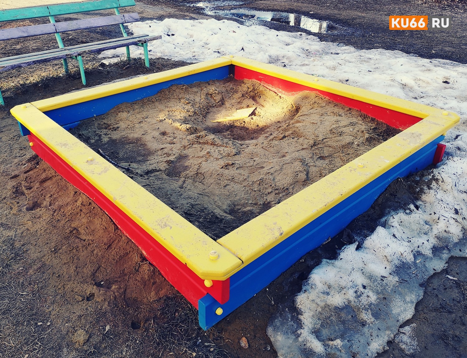 В Каменске-Уральском коммунальщики устраивают «рейд» по песочницам. Будут проверять, безопасно ли детям лепить «куличики»