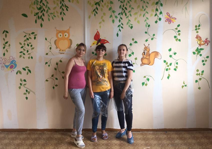 Дети и молодежь легально разрисовали стены горбольницы и перинатального центра в Каменске яркими красками — денег на это дал «Русал»
