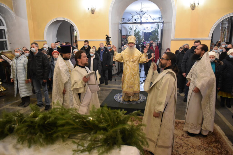 Православные каменцы встретили Рождество Христово. Во время богослужения молились об избавлении от коронавируса и за здоровье болеющих