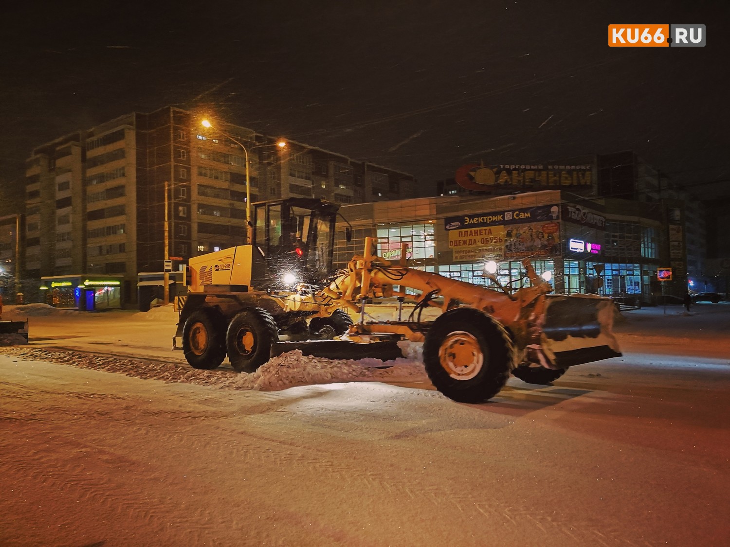 Каменск-Уральский заваливает снегом. В приоритете у коммунальщиков в эти дни очистка тротуаров и пешеходных переходов, борьба с наледью