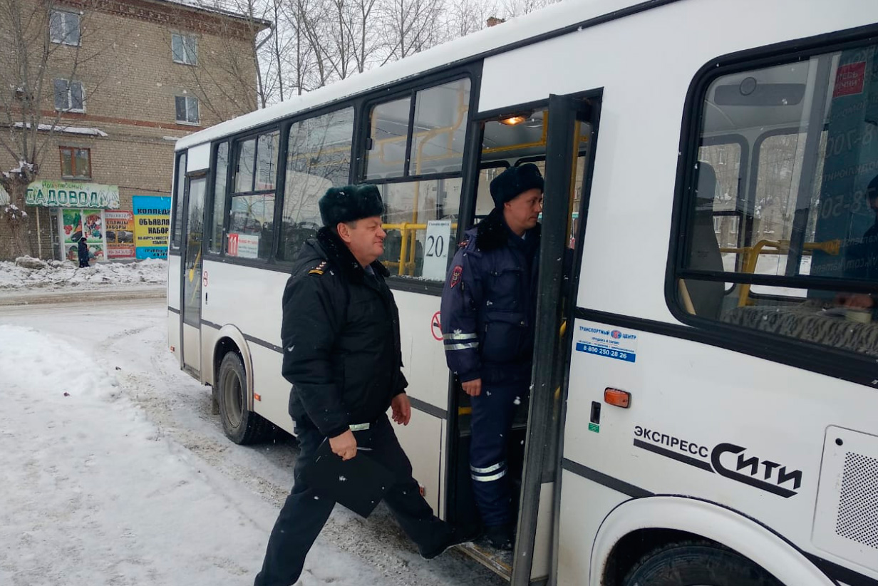 В течение февраля госинспекторы ГИБДД и Уральского управления автодорог проверяли исправность автобусов, курсирующих по дорогам города