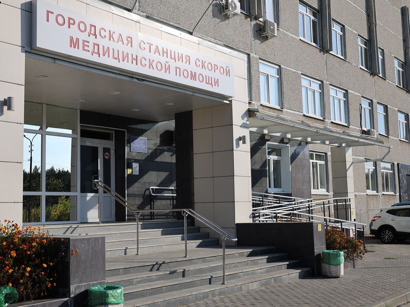Построили для врачей: РУСАЛ меняет лицо городской медицины в Каменске-Уральском | РУСАЛ профинансировал ремонт крыльца на станции скорой помощи в Каменске-Уральском