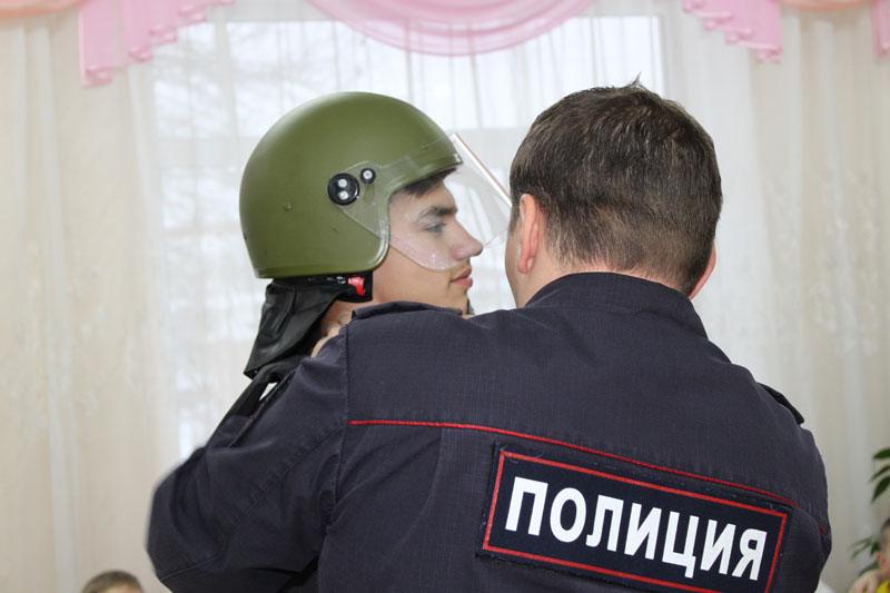 Оценили Шерифа и Йонаса, подержали «калаш» и «Макара», заглянули в чемодан криминалиста: к ребятам из СРЦ Каменска «нагрянули» полицейские