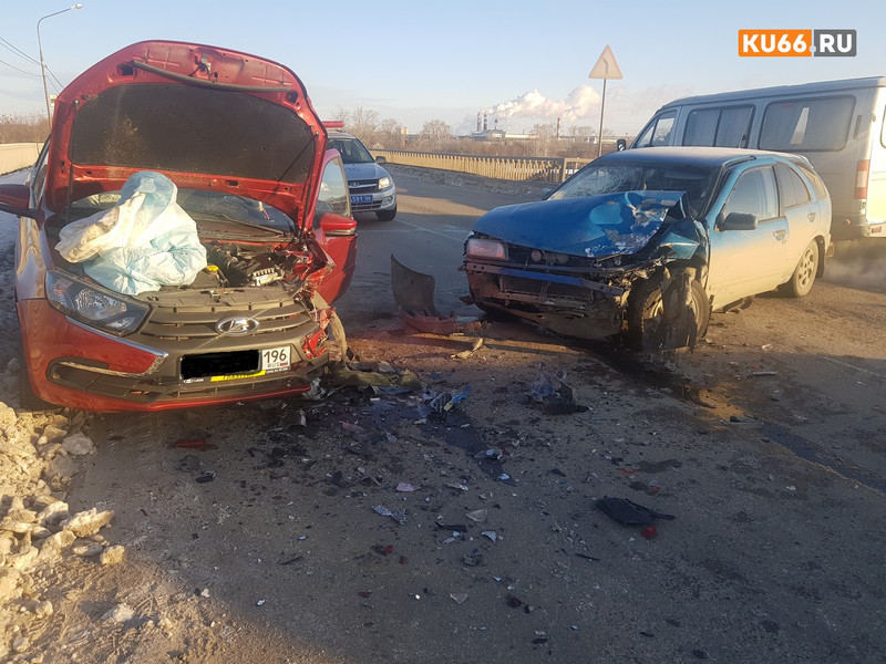 Умудрилась же! Женщина за рулем Ниссан объезжала на ул. Пушкина в Каменске-Уральском место работ, выехала на встречку и устроила аварию...