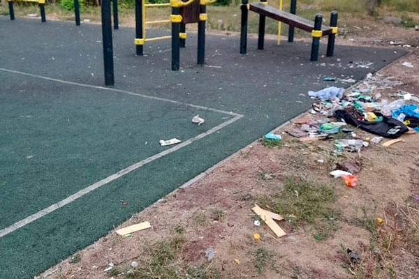 «Мы хулиганили, но такого не было». Подростки стали сильно мусорить на спортивных площадках Каменска-Уральского