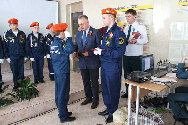 В Каменске-Уральском учащихся школы № 38 посвятили в пожарные кадеты