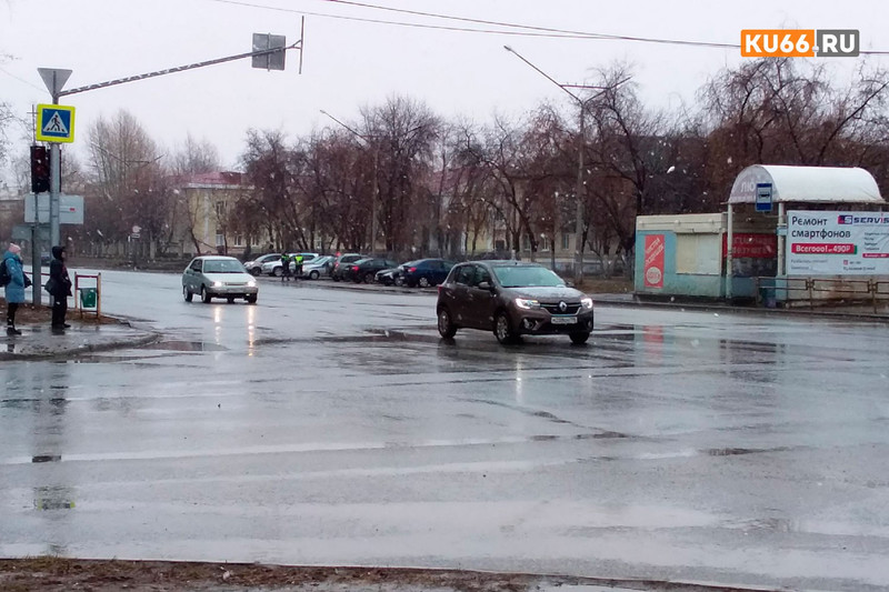 «Нет бы поставить человека и регулировать». Ситуация с неработающим светофором в Каменске-Уральском возмутила жителей — винят ГИБДД