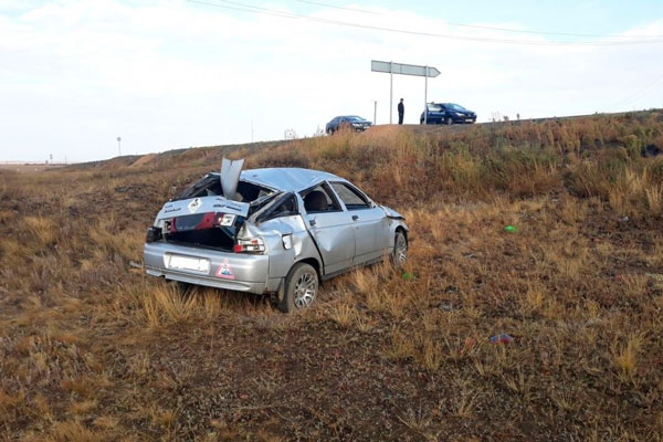 ВАЗ-2112 лежит изуродованный в кювете: у Монастырки на трассе под Каменском-Уральским произошло жесткое ДТП. Говорят, без пострадавших