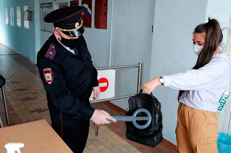 Участки для голосования обследовали кинологи с собаками. Как в Каменске обеспечена безопасность тех, кто высказывается о поправках?