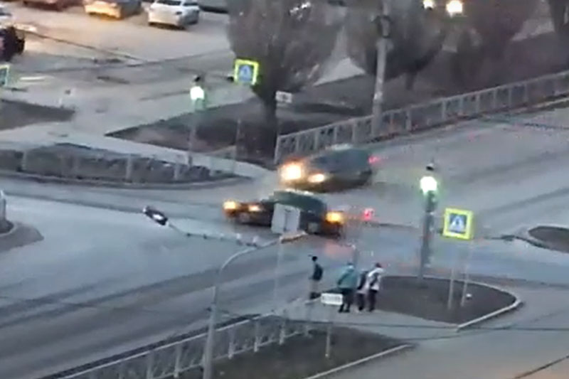 В Каменске-Уральском на проблемном перекрестке дорогу не поделили две легковушки. ВИДЕО