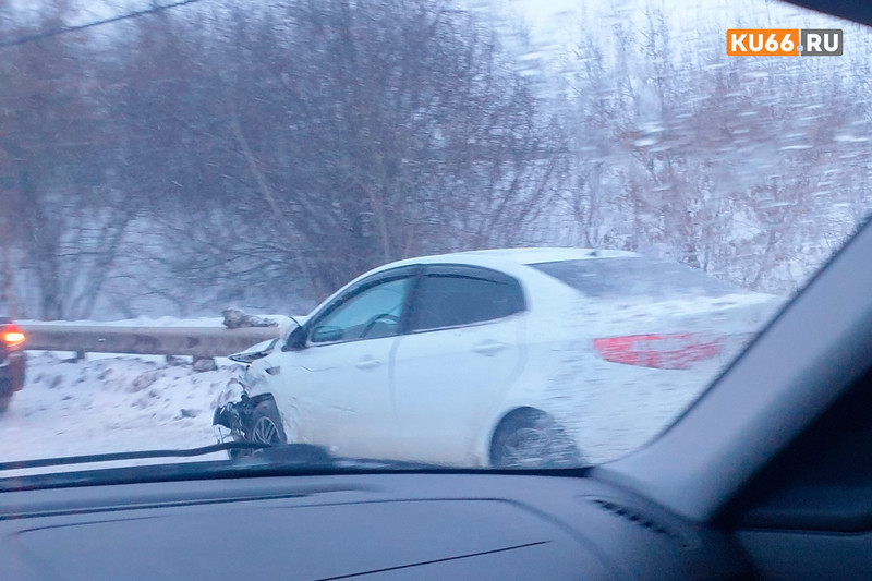 Водитель на ВАЗ, получивший права уже после Нового года, устроил ДТП на ул. Суворова в Каменске-Уральском — на встречке въехал в Kia