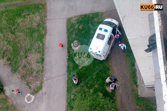 Подробности о падении с крыши девятиэтажки в Каменске-Уральском: мужчина переломал себе кости таза, плечо, пятку и челюсть, но остался жив