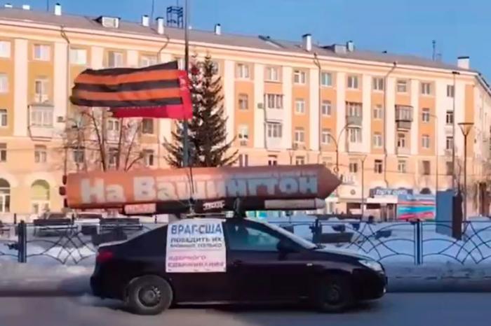 Националисты в Каменске-Уральском устроили митинг и автопробег с ракетой «На Вашингтон» | В Каменске-Уральском прошел митинг и автопробег с макетом ракеты «На Вашингтон»