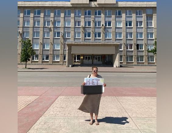 Жительницу Каменска-Уральского наказали за пикет | Жительницу Урала наказали за пикет