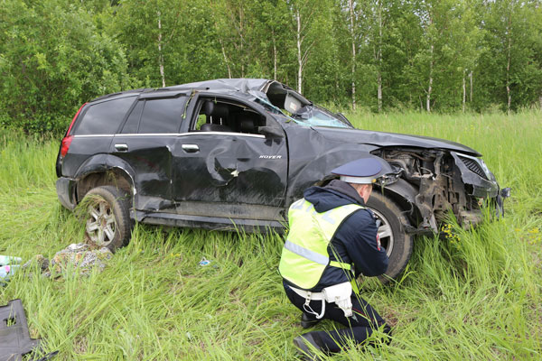 Сотрудники ГИБДД разбираются в обстоятельствах ДТП, в результате которого пострадали водитель и пассажир иномарки