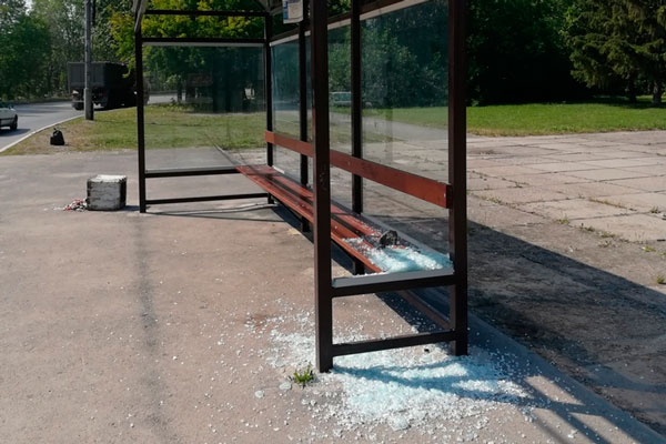 В Каменске-Уральском неизвестные разбили остановку напротив ДК "УАЗа"