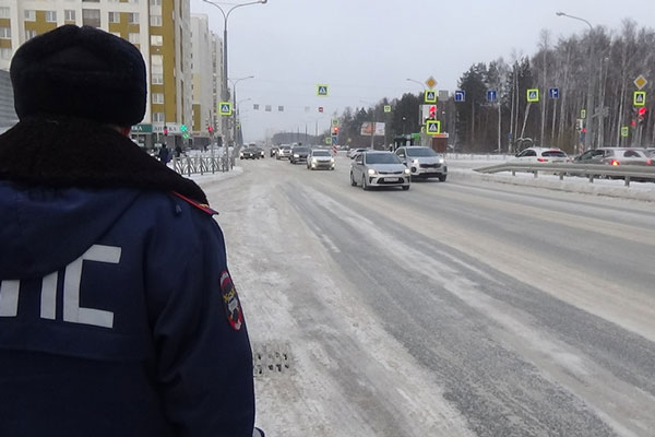 Инспектора ГИБДД Каменска-Уральского заподозрили в служебном подлоге — похоже, обидевшись, он выписал протокол на водителя без его ведома