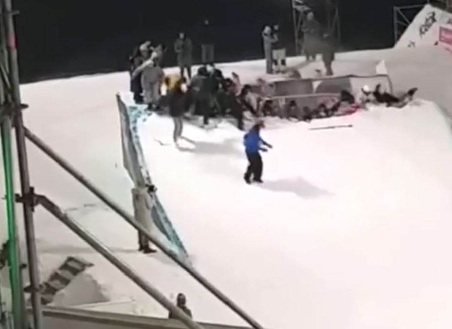 На Урале под сноубордистами провалился трамплин