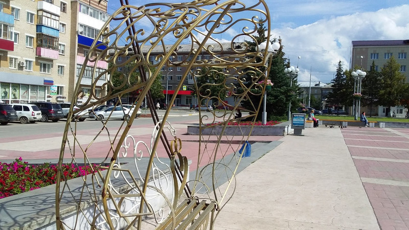 Вандалы изуродовали скамью примирения у фонтана «Одуванчик» в центре Каменска. «Не оторвал, не погнул — вроде и день провел впустую»