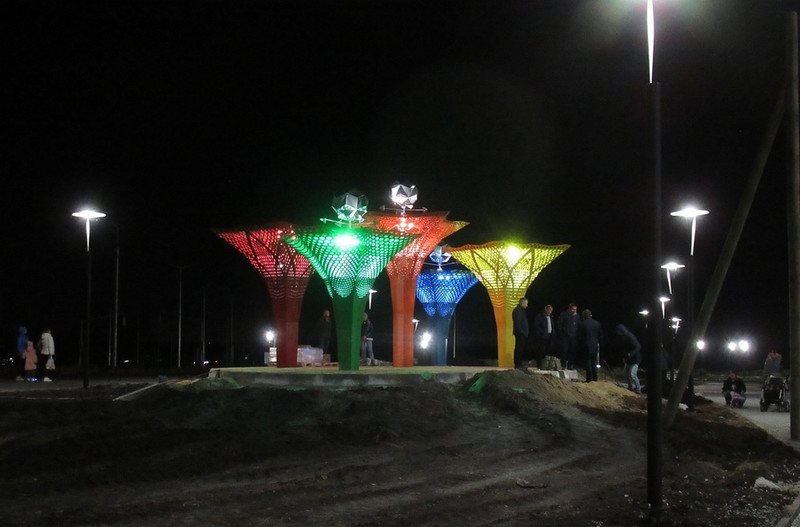 В парке Молодежный на Южном протестировали световую иллюминацию — благоустройство здесь заканчивают на деньги из бюджета области