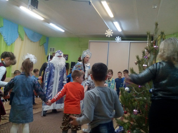 Добрые, сердечные люди организовали для воспитанников детского дома в Каменске-Уральском новогодний праздник в канун Рождества Христова!