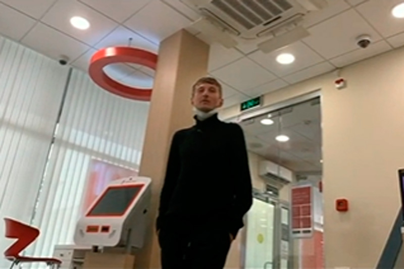 Захват заложников в московском банке совершил курьер Delivery Club