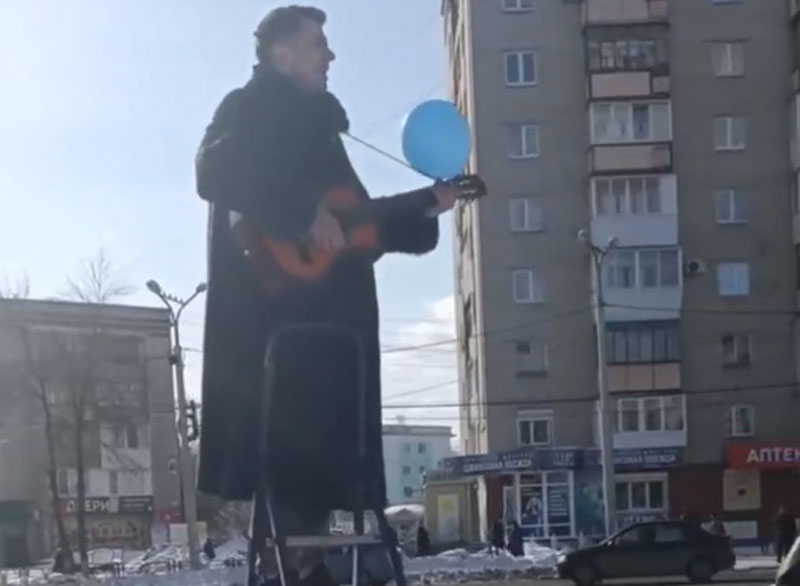 Житель Каменска-Уральского поздравил женщин с 8 Марта серенадой