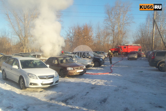 Старенькая «Волга» вспыхнула в среду в Каменске — моторный отсек изрядно поврежден. Говорят, загорелось авто из-за технических неполадок