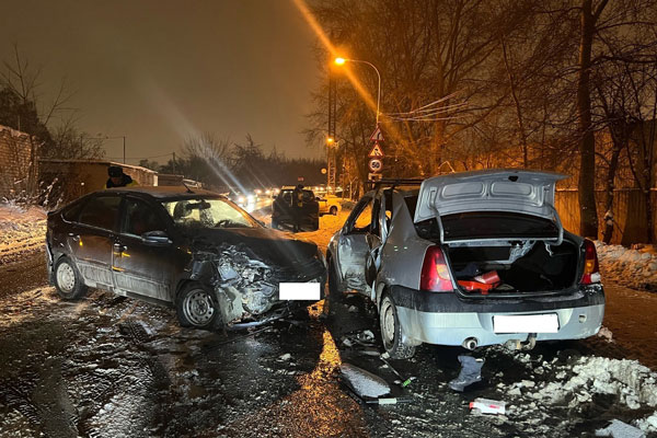 В Каменске-Уральском произошло массовое ДТП. Есть пострадавший В Каменске-Уральском произошло массовое ДТП. Есть пострадавший