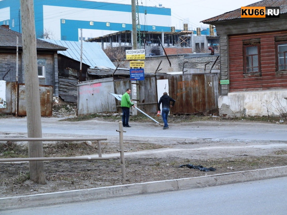 «Им это прикольным показалось»: двое пьяных в воскресенье утром оставили улицу Революционную в Каменске-Уральском без дорожных знаков