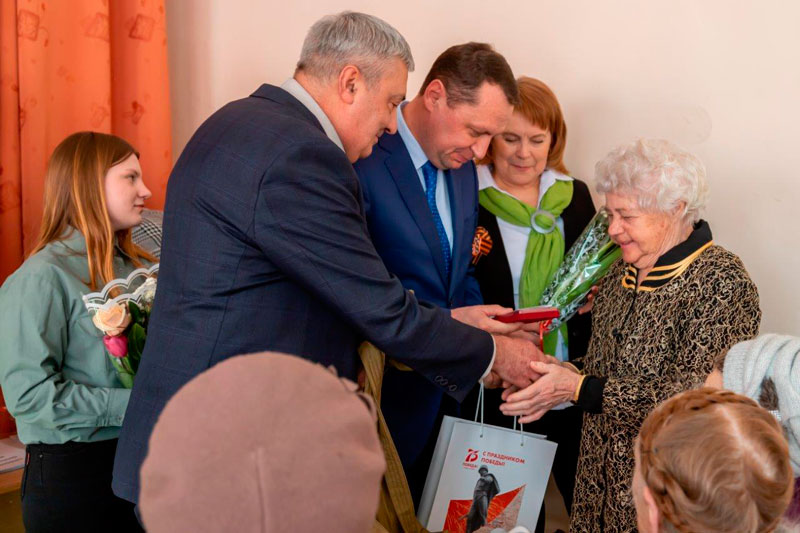 «Мы были счастливы, потом пришла похоронка». Фронтовиков и тыловиков чествовали на СинТЗ в Каменске — напоили чаем, вручили подарки