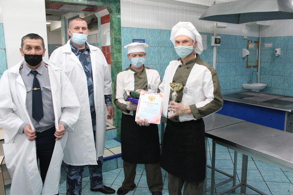 Арестанты исправительной колонии в Каменске-Уральском в разгар Масленицы пекли блины — здесь прошел конкурс мастерства поваров и пекарей