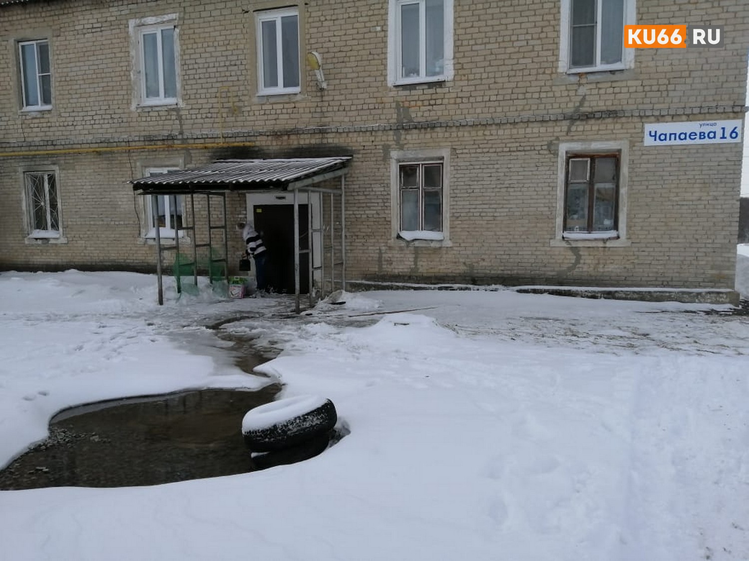 В Каменске жители аварийного дома, который давно пора снести, стали жертвами «потопа» – говорят, вода заливает и без того ветхий фундамент!