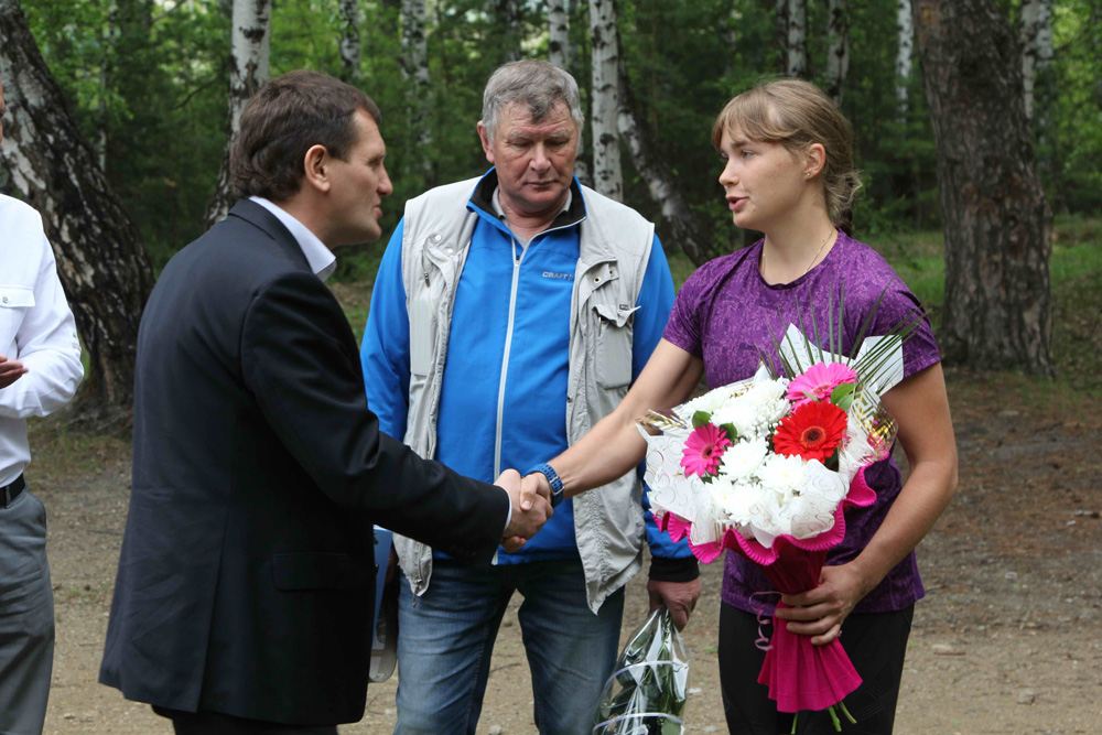 «Для мальчишек и девчонок ты ― большой пример». В Каменске-Уральском встретили биатлонистку, которая начала карьеру на лыжной базе «Румб»